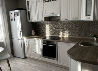 Трехкомнатная квартира на продажу, 71.4 м2, поселок городского типа Емельяново, улица Гагарина, 2Д