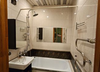 Продам 2-ком. квартиру, 43 м2, Нижний Новгород, улица Адмирала Нахимова, 8, улица Адмирала Нахимова