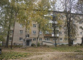 Продается трехкомнатная квартира, 56 м2, Ярцево, улица 50 лет Октября, 10
