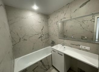Продается двухкомнатная квартира, 48 м2, Артём, улица Берзарина, 11