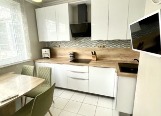 Продам 4-комнатную квартиру, 108 м2, Москва, улица Герасима Курина, 44к1, улица Герасима Курина
