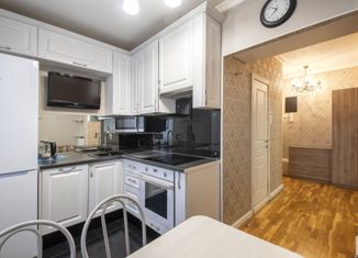 Продаю двухкомнатную квартиру, 37.5 м2, Москва, проспект Защитников Москвы, 15, проспект Защитников Москвы