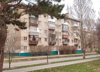 Продам 3-комнатную квартиру, 55 м2, Барнаул, улица Георгия Исакова, 148
