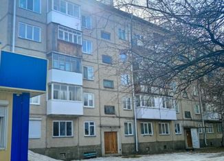 Продается четырехкомнатная квартира, 60.5 м2, поселок городского типа Шушенское, 2-й микрорайон, 3