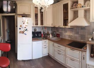 Продам 2-ком. квартиру, 54 м2, Лобня, улица Юности, 1