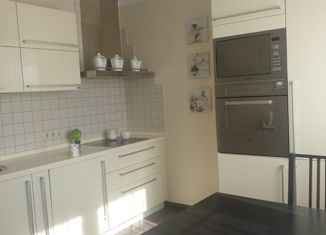 Продаю 2-ком. квартиру, 58 м2, Подольск, Тепличная улица, 2