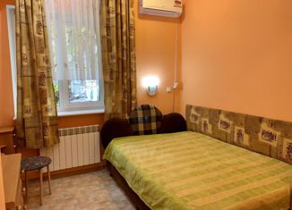 Сдается четырехкомнатная квартира, 100 м2, Ялта, улица Щербака, 3