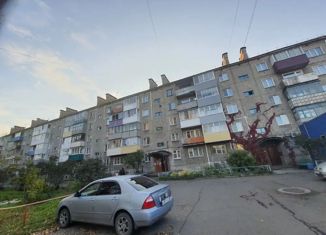 Продаю трехкомнатную квартиру, 48 м2, Мыски, 17-й квартал, 18