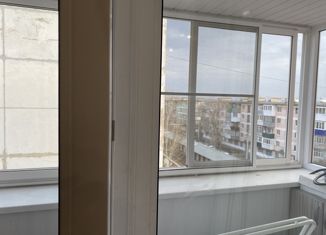 Продается трехкомнатная квартира, 72 м2, поселок городского типа Мирный, Нагорная улица, 3
