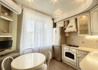 Продается двухкомнатная квартира, 56 м2, Нововоронеж, улица Ленина, 5