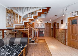 Продам 4-комнатную квартиру, 130.9 м2, Гатчина, Рощинская улица, 11А