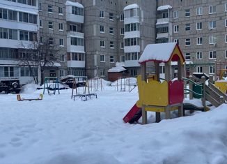 Продается четырехкомнатная квартира, 72 м2, Карпинск, улица Ленина, 110