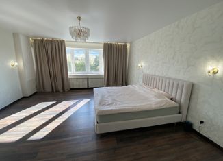 Сдаю 2-ком. квартиру, 87 м2, Екатеринбург, улица Хохрякова, 74