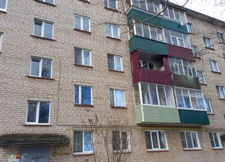 Продам 3-ком. квартиру, 50.7 м2, село Маклино, Заводская улица, 3