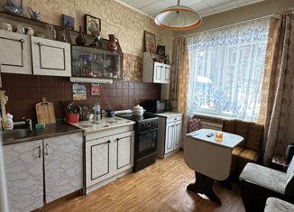 Продажа 3-ком. квартиры, 60 м2, Апатиты, проспект Сидоренко, 4