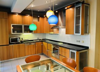 Продаю трехкомнатную квартиру, 118 м2, Москва, улица Короленко, 8, улица Короленко