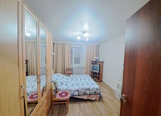 Продаю 2-ком. квартиру, 57 м2, Кумертау, улица Мажита Гафури, 25