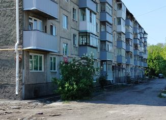 Продаю 3-ком. квартиру, 58 м2, Курган, улица Куйбышева, 165, жилой район Центральный