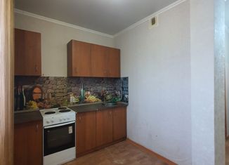 Продаю 4-комнатную квартиру, 60 м2, Оренбург, улица Монтажников, 10