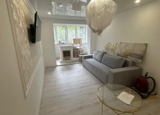 Продаю 2-комнатную квартиру, 48 м2, Алушта, Октябрьская улица, 28