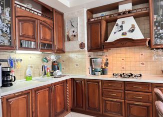 Продаю четырехкомнатную квартиру, 109 м2, Балаково, Степная улица, 88