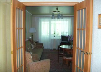 Продается трехкомнатная квартира, 49 м2, Новочеркасск, улица Макаренко, 19