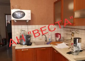 Продаю четырехкомнатную квартиру, 76.8 м2, Берёзовский, проспект Шахтёров, 11