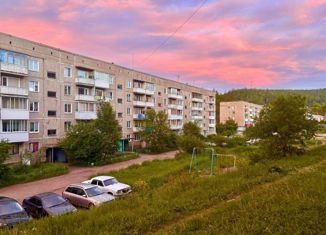 Продаю 3-ком. квартиру, 62 м2, Сорск, улица Кирова, 44