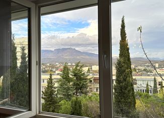 Продаю 1-ком. квартиру, 31 м2, Алушта, Октябрьская улица, 43