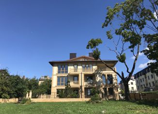 Продажа 4-ком. квартиры, 125 м2, Гатчина, улица Чкалова, 34