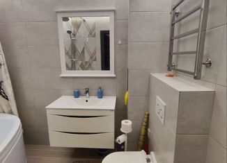 Продаю 3-комнатную квартиру, 100 м2, Новгородская область, улица Ломоносова, 43