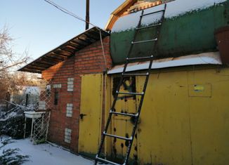 Маленький дом в Челябинске с обоями на потолке