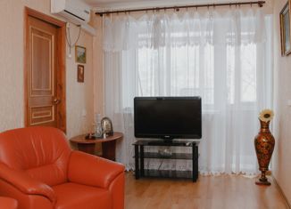 Продам 3-комнатную квартиру, 56 м2, Нижний Новгород, улица Сурикова, 12, улица Сурикова