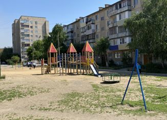 Продаю 4-ком. квартиру, 60.8 м2, Новотроицк, Комсомольский проспект, 16