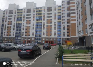 Продается 1-комнатная квартира, 37 м2, посёлок городского типа Медведево, улица Дмитрия Средина, 11