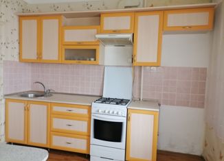 Продам трехкомнатную квартиру, 62.2 м2, поселок городского типа Кугеси, Первомайская улица, 1