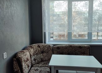 Аренда двухкомнатной квартиры, 52 м2, Луга, проспект Володарского, 40