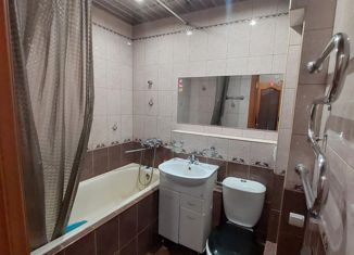 Продаю 1-ком. квартиру, 38 м2, Боровичи, набережная 60 лет Октября, 1