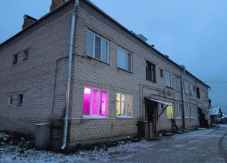 Трехкомнатная квартира на продажу, 49 м2, рабочий посёлок Крестцы, Валдайская улица, 65А