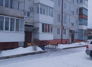 Продаю 2-ком. квартиру, 56 м2, Жуковка, улица Карла Либкнехта, 1