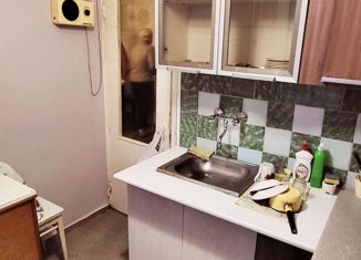 Продается 4-комнатная квартира, 49.5 м2, Санкт-Петербург, бульвар Новаторов, 46, метро Ленинский проспект