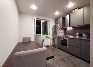 Продаю двухкомнатную квартиру, 53 м2, Кировск, бульвар Партизанской Славы, 8