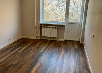 Продаю однокомнатную квартиру, 33 м2, Гатчина, улица Крупской, 9