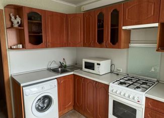 Сдам в аренду 2-ком. квартиру, 50 м2, Колпино, Пролетарская улица, 58