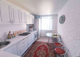 Продается 3-комнатная квартира, 70 м2, поселок городского типа Джалиль, улица Нефтяников, 3