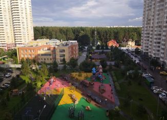 Продам трехкомнатную квартиру, 79.2 м2, Москва, улица Лётчика Грицевца, 12, метро Рассказовка