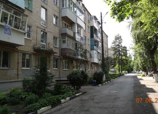 Продается четырехкомнатная квартира, 63 м2, Азов, Привокзальная улица, 43