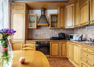 Продам 2-ком. квартиру, 59 м2, Москва, улица Кедрова, 22, улица Кедрова