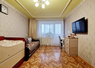 Продам однокомнатную квартиру, 32 м2, Азнакаево, улица Нахимова, 2