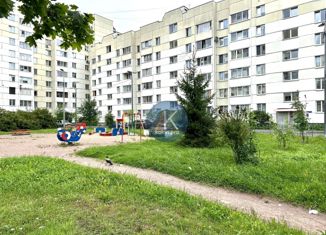 Продам трехкомнатную квартиру, 80.8 м2, Санкт-Петербург, Глухарская улица, 5к2Б, муниципальный округ Юнтолово